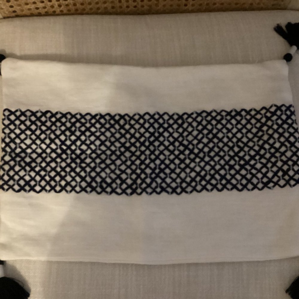 Serena and Lily 12 x 18 Pillow cover; White and Navy